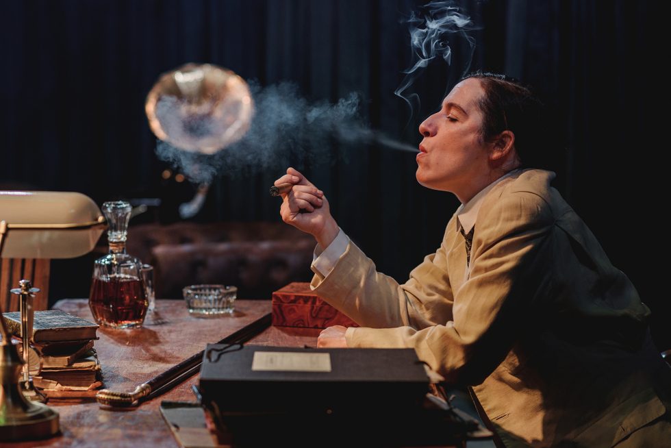 Actor fumando durante una obra de teatro