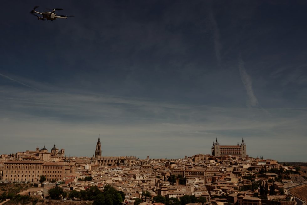Dron volando sobre Toledo, reportaje evento de empresa
