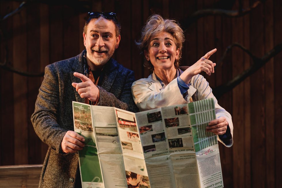 Actor y actriz en una obra de teatro de Octubre producciones