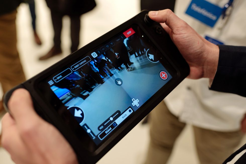 reportaje de empresa mando de robot