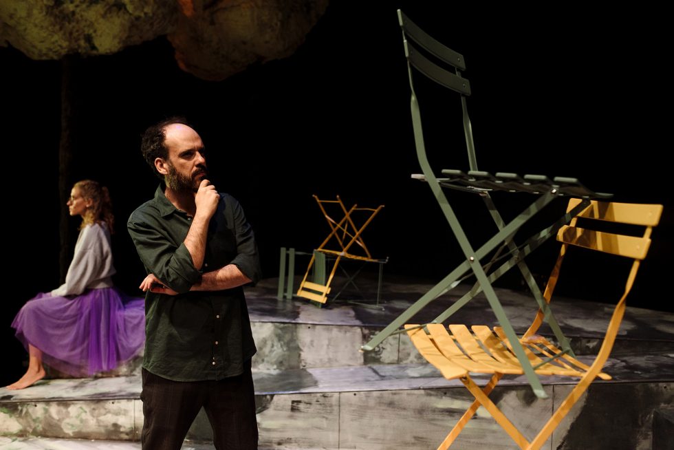 Actor en una obra de teatro de Octubre producciones