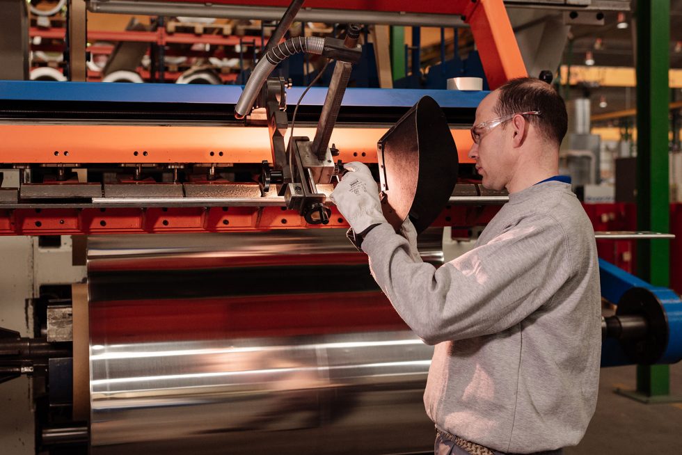 trabajador soldando en empresa