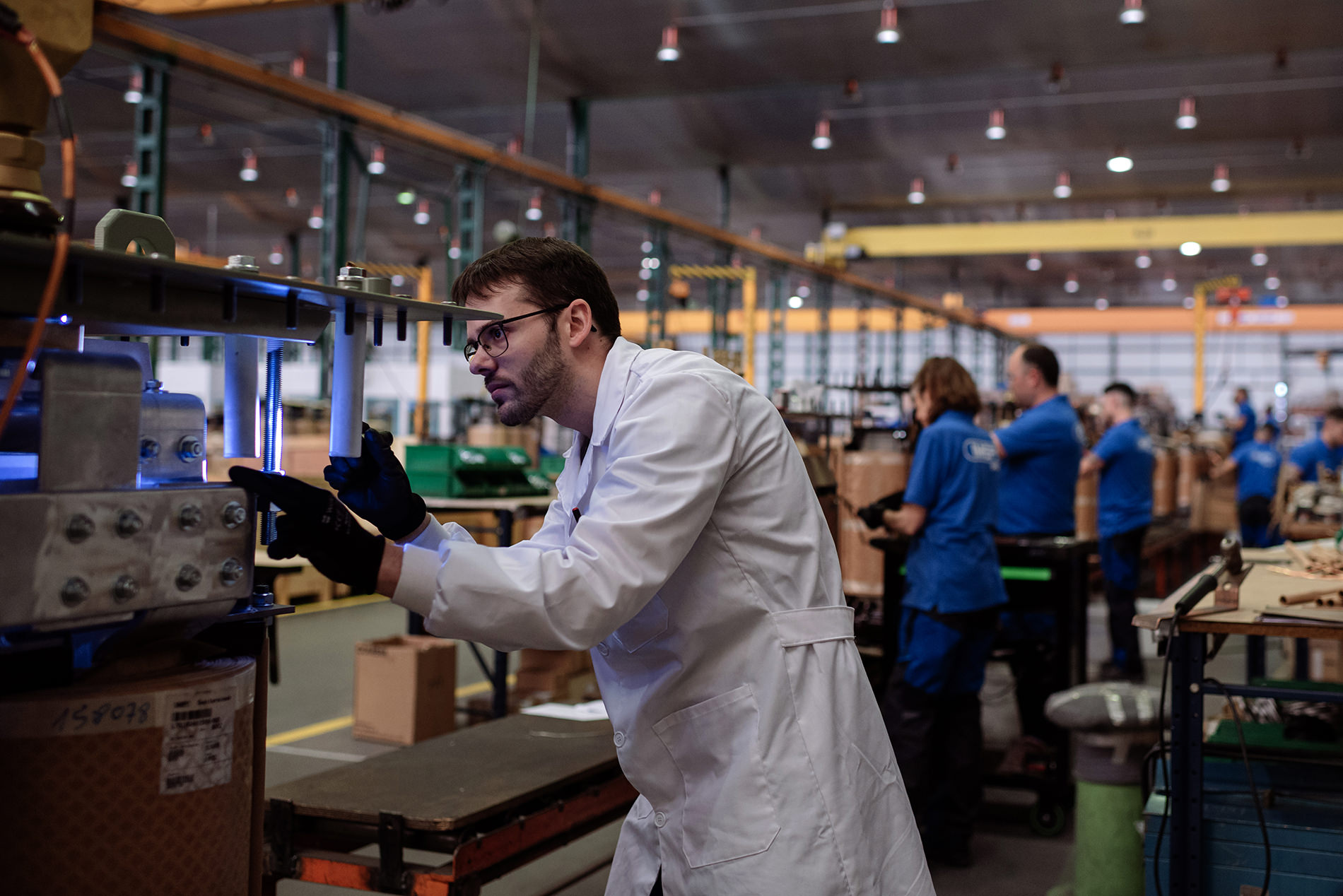 Técnico revisando un equipo en una fábrica: fotografía industrial de Brújula Roja